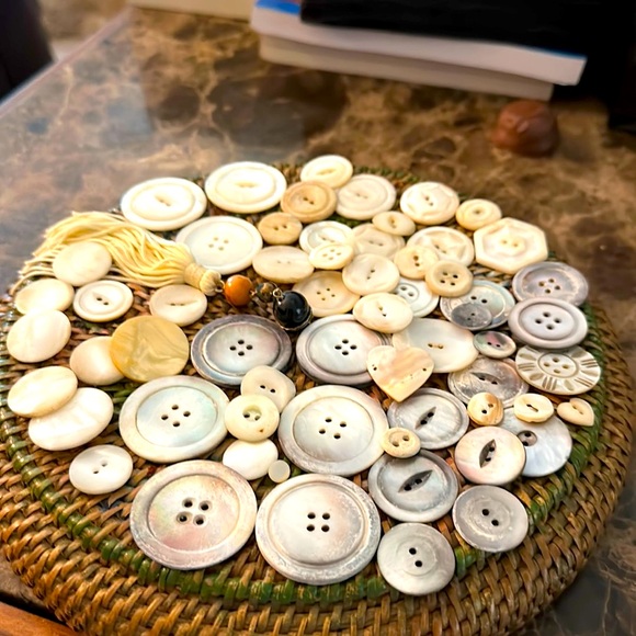 Buttons about 70 plus mother of pearl vintage buttons various sizes matching set - Picture 5 of 17